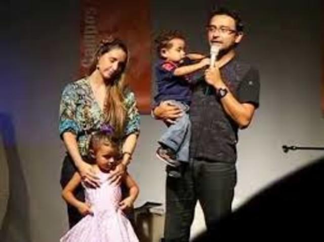 Alex contrajó matrimonio con Nathalia.Son padres de Juannita y Simón