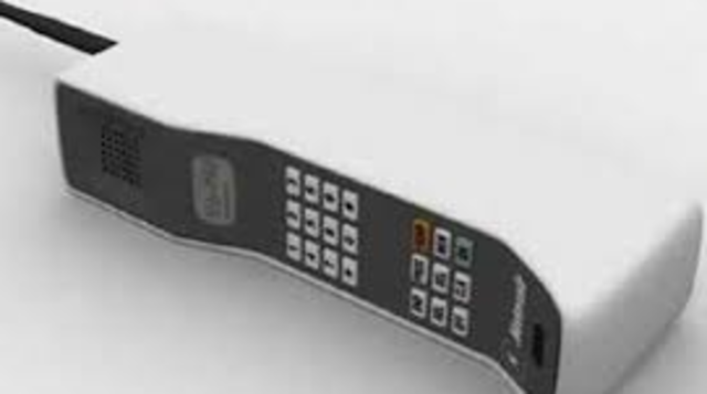 Motorola crea el primer teléfono movil DynaTAC 8000X