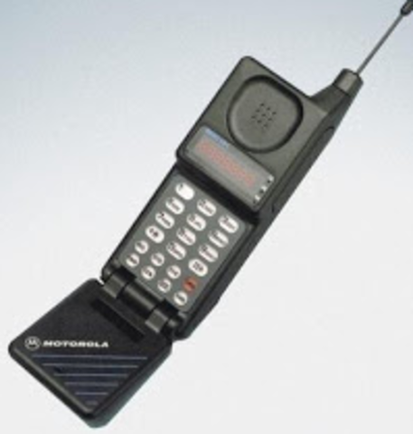 Motorola lanzó el teléfono móvil más pequeño y ligero de la época