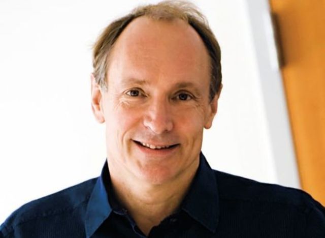 "Timothy "Tim" John Berners-Lee OM" creó navegador web