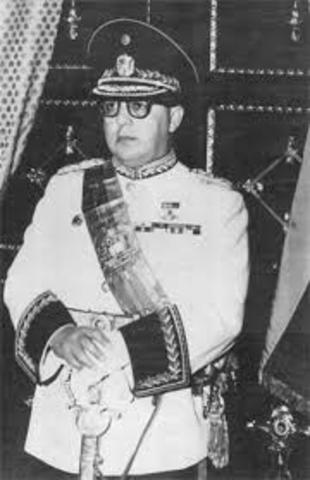 Es ascendido a General de División