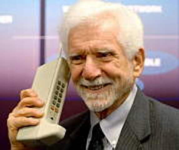 Primer  teléfono móvil