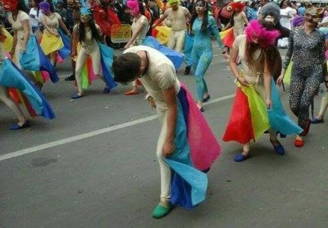 Participo en el festival de blancos y negros en la ciudad.