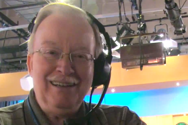 Elwood Edward graba cuñas para AOL