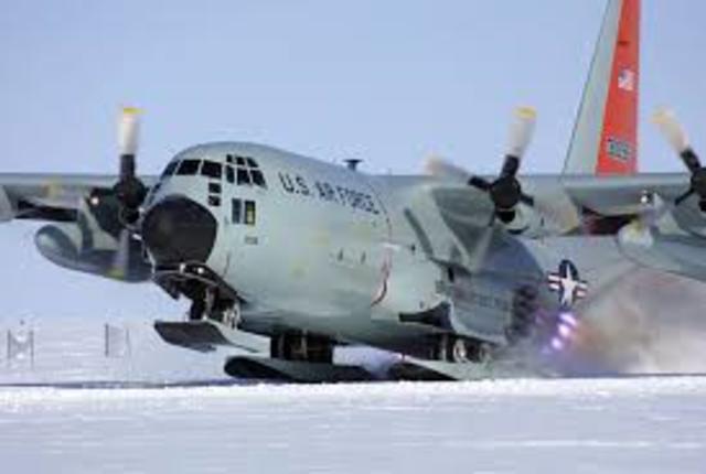 US aircraft lands at the South Pole