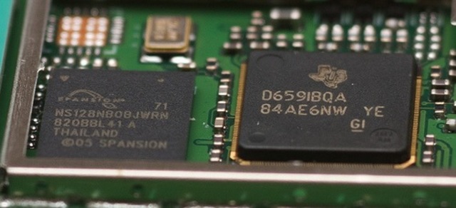 Remplazo de memoria de anillos  por memoria de chips 1980 (Cuarta Generación)