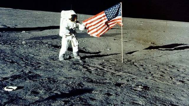 Estados Unidos y Rusia disputan la llegada a la Luna.