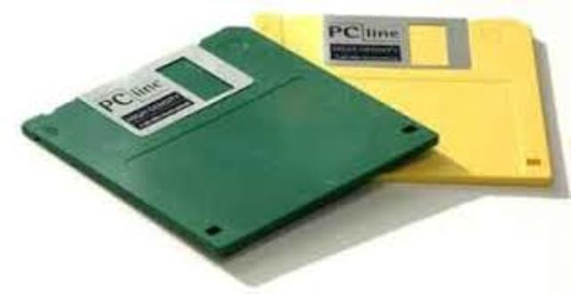 IBM crea el primer disco flexible