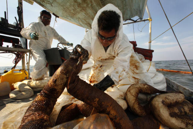 BP turns to two-pronged containment strategy