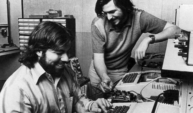 Steve Wozniak y Steve Jobs inventanla primera microcomputadora de uso masivo