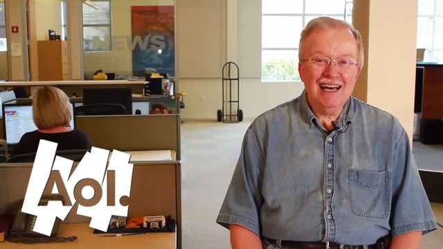 Elwood Edward graba cuñas para AOL