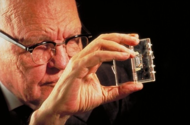 Se descubrió el primer circuito integrado (chip)