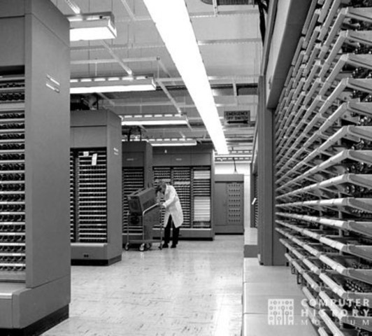 El sistema de defensa SAGE es puesto en marcha