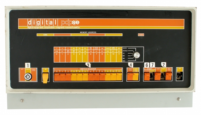 Sale a la venta PDP-8.