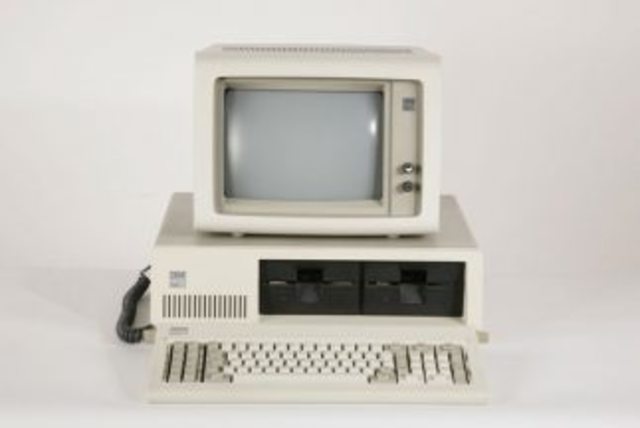 Primera computadora comercial.