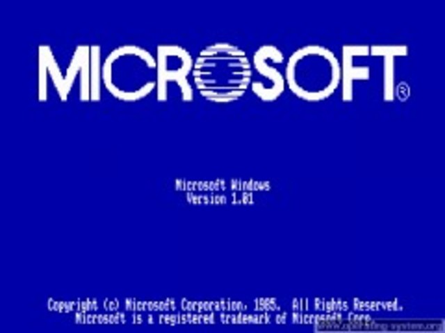 Microsoft lanza al mercado la primera versión del sistema operativo multiusuario de 32 bits (cliente-servidor) Windows NT.