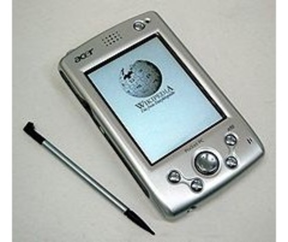 PDA; computadora de mano originalmente diseñada como agenda personal electrónica (para tener uso de calendario, lista de contactos, bloc de notas, recordatorios, dibujar, etc.) con un sistema de reconocimiento de escritura.