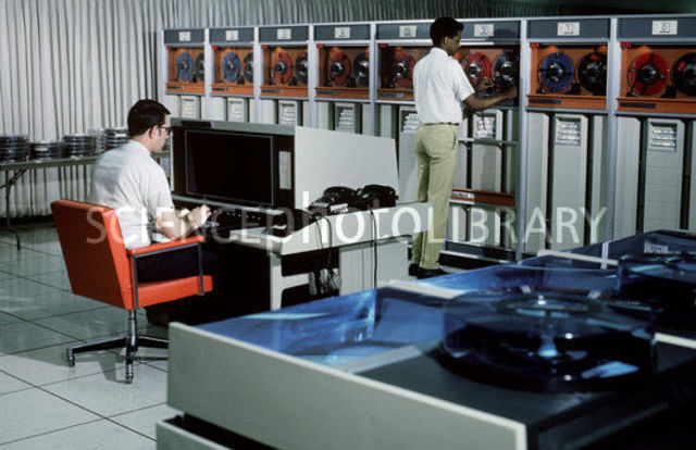 El compilador PASCAL es escrito po Nicklaus Wirth e instalado en la CDC 6400.