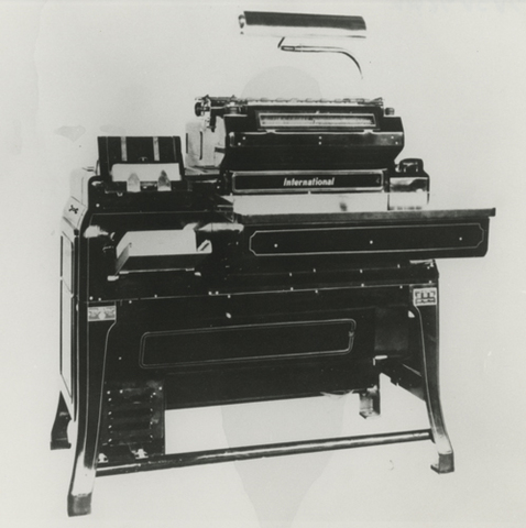 IBM envio el mainframe IBM 401 basado en transistor, que utilizaba tarjetas perforadas