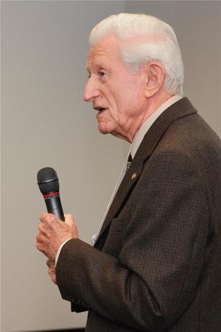 Gene Amdahl desarrolla el primer sistema operativo, usado en la IBM 704.