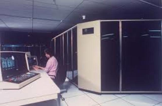 Control Data Corporation introduce el supercomputador Cyber 205.