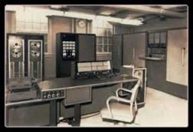 IBM comercializa el 650 de tamaño medio.