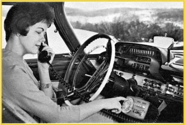 Ericsson lanza el sistema este sistema seguía utilizando canales de radio analógicos con modulación en frecuencia (FM). Era el primer sistema del mundo de telefonía móvil tal como se entiende hasta hoy en día.