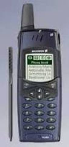 Se unen las compañías psion, nokia, ericsson y motorola y crearon Symbian ltd. Esta empresa creó el Symbian OS . El primer teléfono que utilizo este sistema operativo fue el ericsson r380.