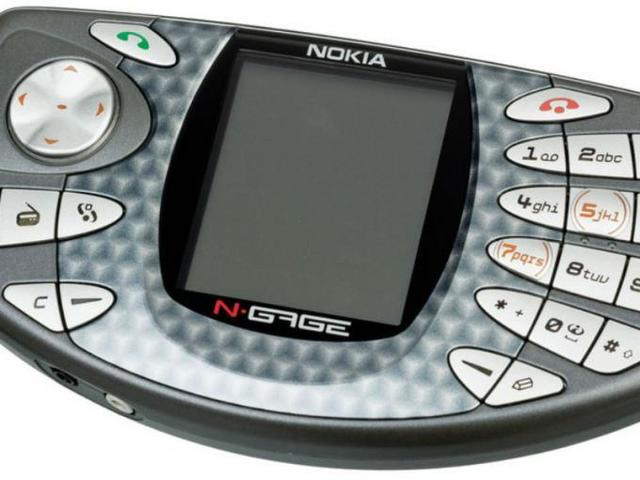 En N-Gage de 2003 fue un teléfono celular que también trató de entablarse a la comunidad de gamers.