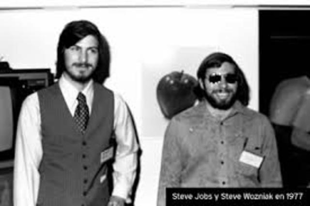 Steven Wozniak y Steven Jobs fundan  Apple Computer