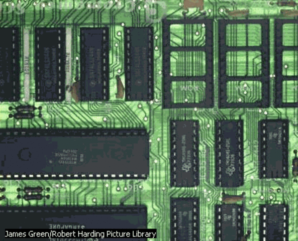 utilización de circuitos integrados, una nueva disminución de volumen y costos y optimizó la velocidad en el funcionamiento de las grandes computadoras.