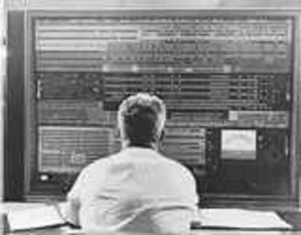 Se inventan los circuitos integrados