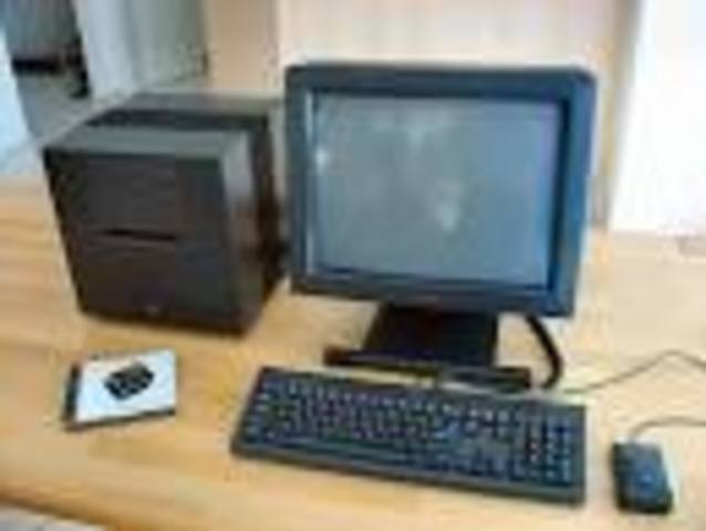 despues de tres años de desarrollo NeXT Computers crea NeXT Cube
