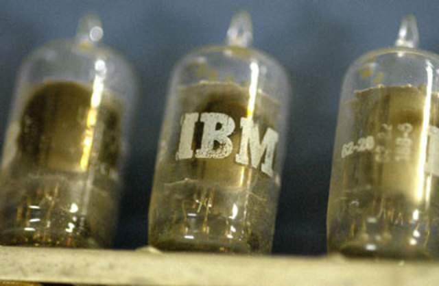 1946: Von Neuman Programa almacenado