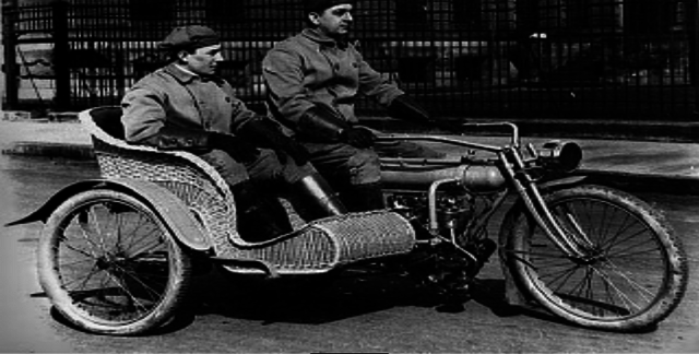 XIX Motocicleta con pasajero