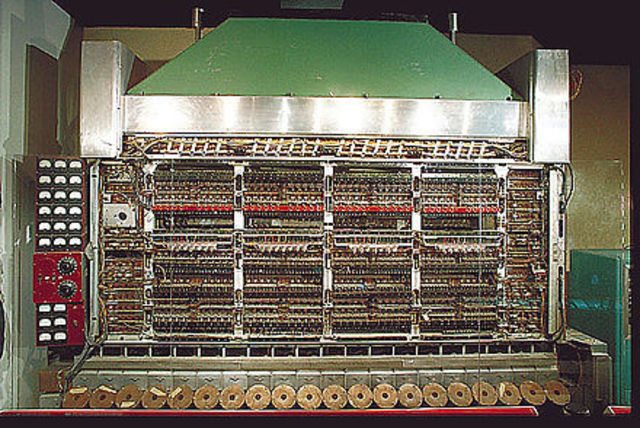 Entro en funcionamiento las IAS machine, diseñadas por John von Neumann  que incorporaban notables mejoras respecto a sus predecesoras.