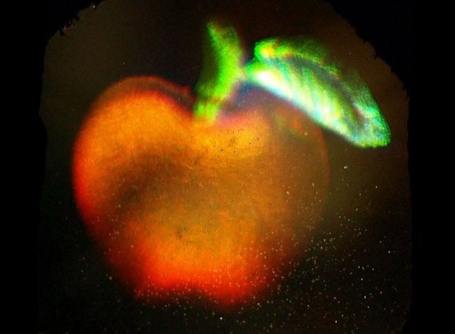 primer holograma con colores estables