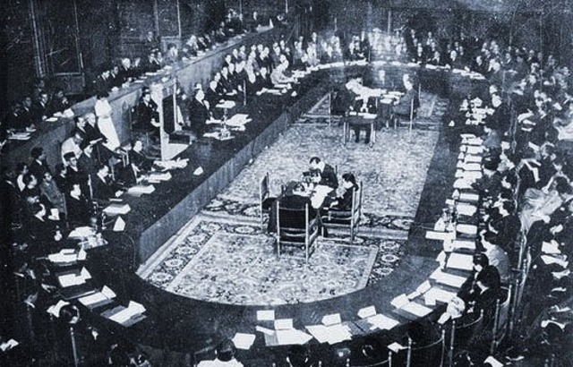 Penandatanganan Hasil Konferensi Meja Bundar