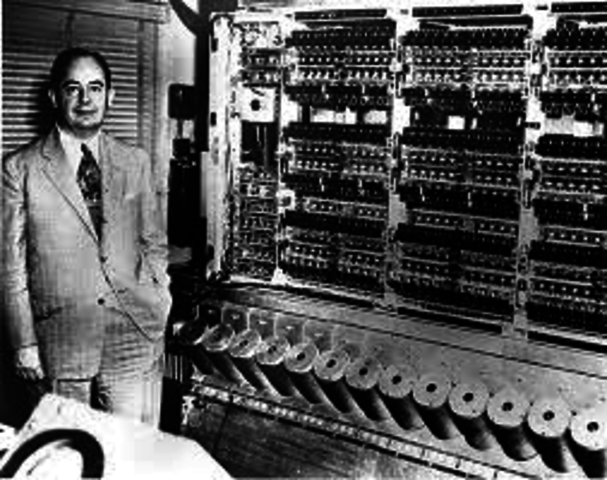 Se inventó la primera computadora programable llamada Electronic Discrete Variable Automatic (EDVAC)