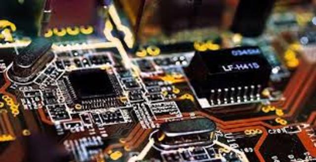 Se reemplaza la memoria de anillos magnéticos por la memoria de "chips" de silicio.