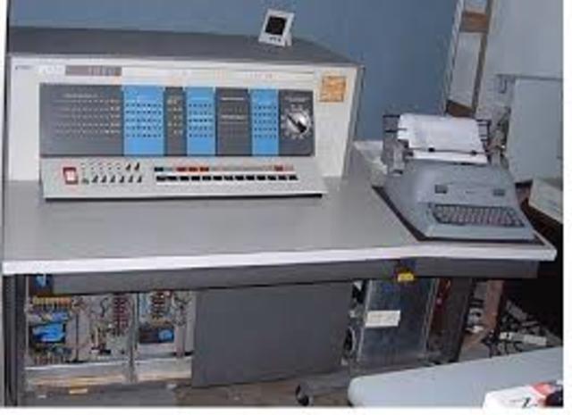 IBM lanzó el mainframe IBM 1620 basada en transistores