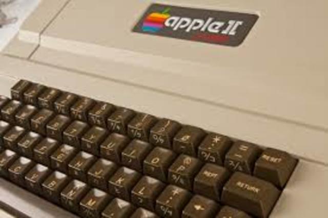 Es lanzada la "Apple II".