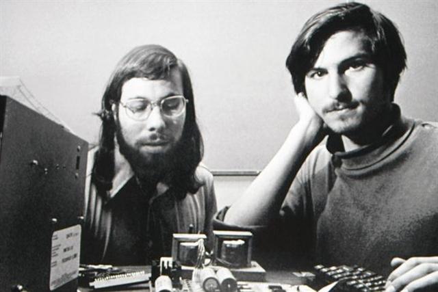 Jobs y Wozniak crean el microcomputador Apple