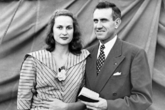 Louie spots Cynthia Applewhite for the first time