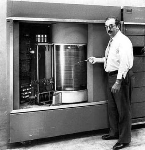 IBM inroduce el primer disco duro.