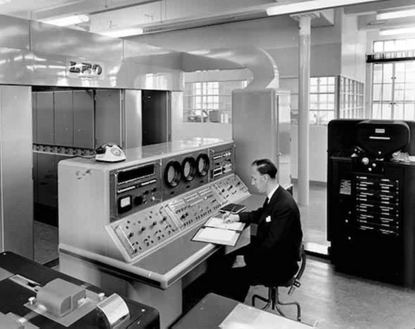 Primer computadora destinada a los negocios.