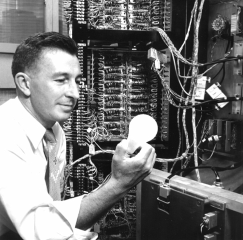 TRADIC: Primer computadora totalmente transistorizada.