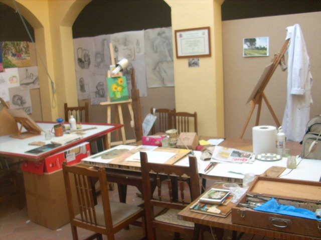 Estudia en el taller del pintor José Luzán Martínez en Zaragoza durante 4 años.