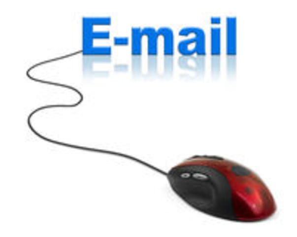 1982En julio de este año se usó la palabra email por primera vez en un medio escrito.