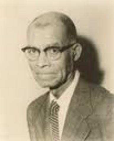 Benjamin Curley construye la primera minicomputadora, la PDP-1-